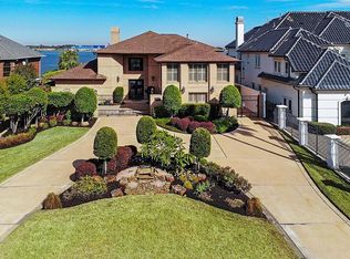 106 Twin Oaks Way, Kemah, TX 77565
