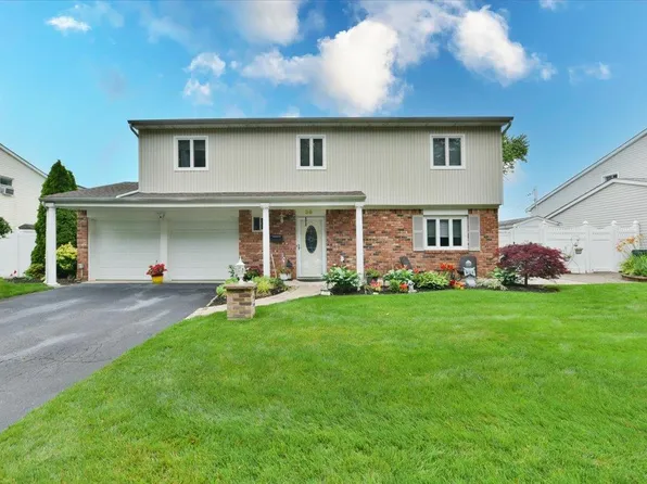 36 Shubert Lane, Bethpage, NY 11714