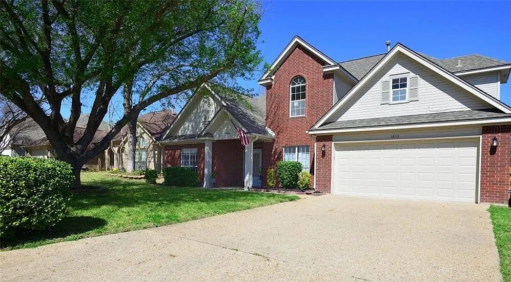 4 bed, 2.5 bath, 2278 sqft, $2,300 — Photo 2