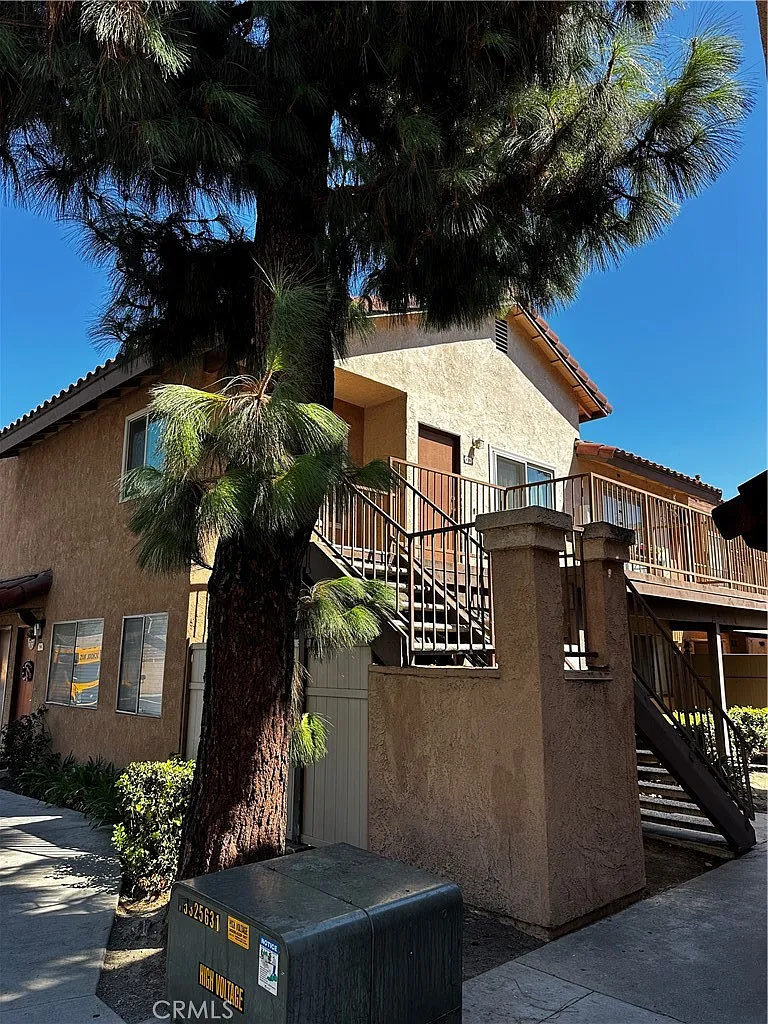 2 bed, 888 sqft, $2,200 — Photo 1