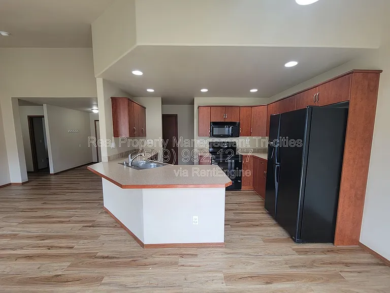 1653 Larkspur Dr — Photo 4