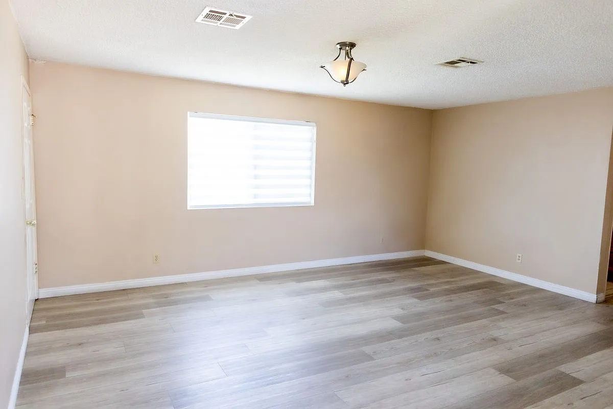 3 bed, 2.0 bath, 1233 sqft, $3,500 — Photo 4