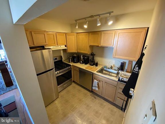 5th image of 298 Greenough St #1