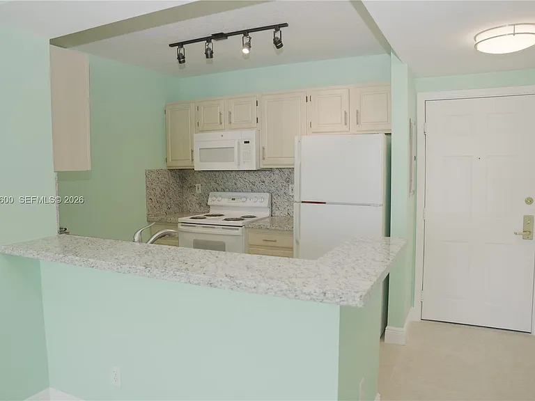 2665 SW 37th Ave #405 — Photo 8