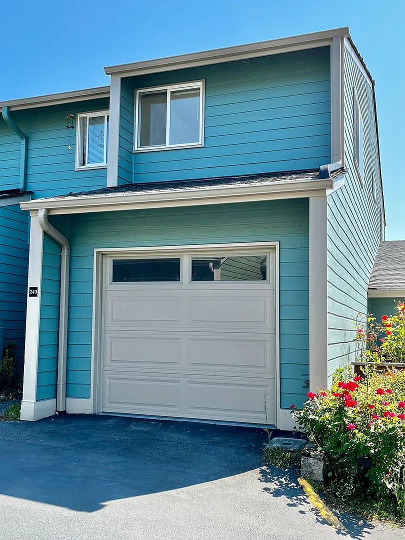 Adorable Condo Within Walking Distance to Winslow and Ferry — Photo 1