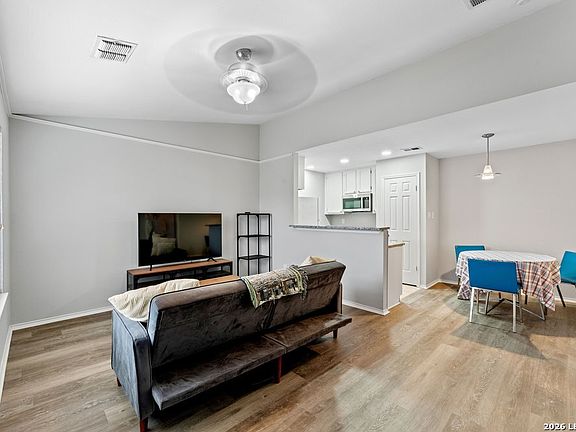 5th image of 4803 Hamilton Wolfe #110