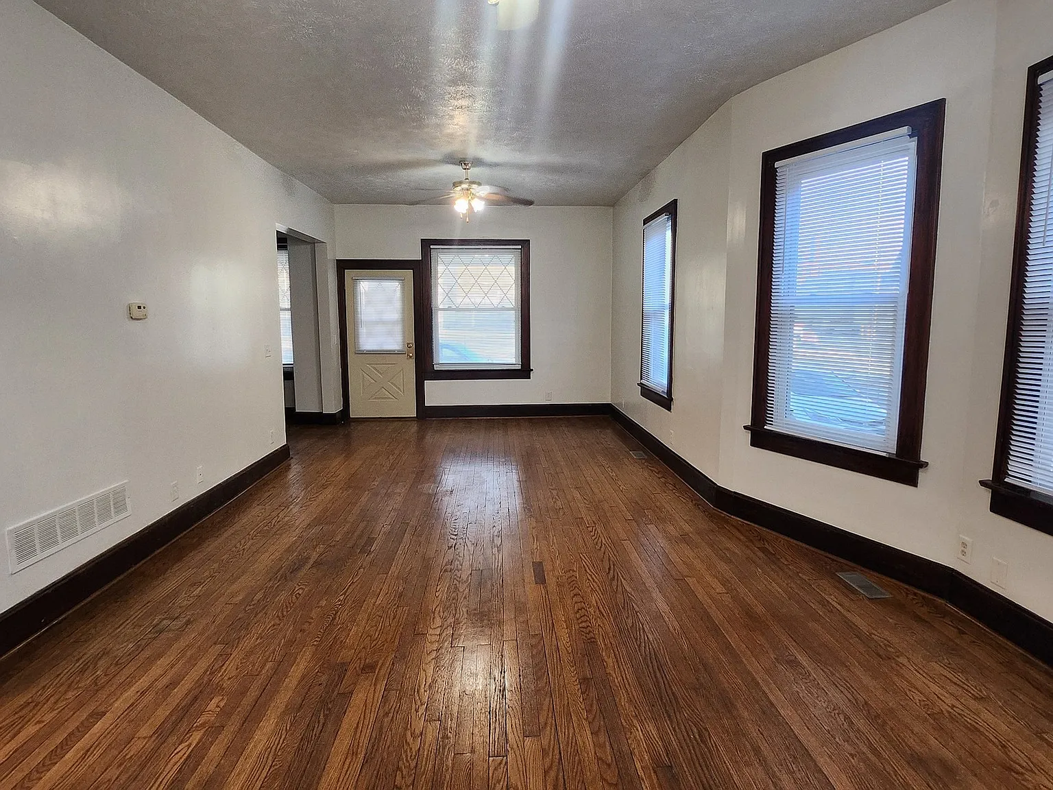 3 bed, 2.5 bath, 2816 sqft, $1,550 — Photo 2