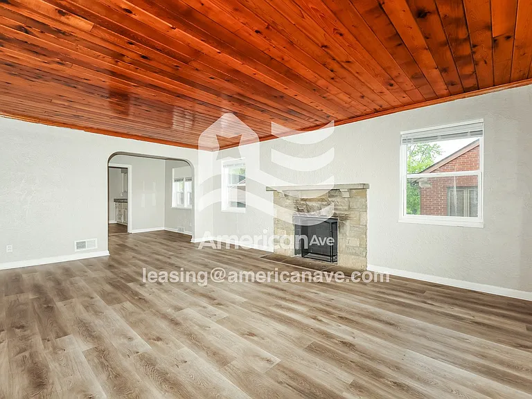 823837_003_living_room_4.jpg