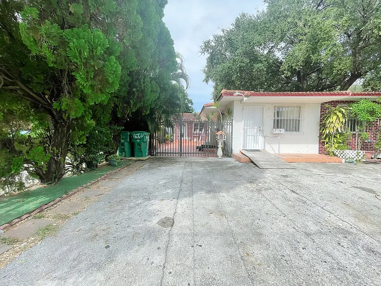 1556 NW 24th Ct — Photo 11
