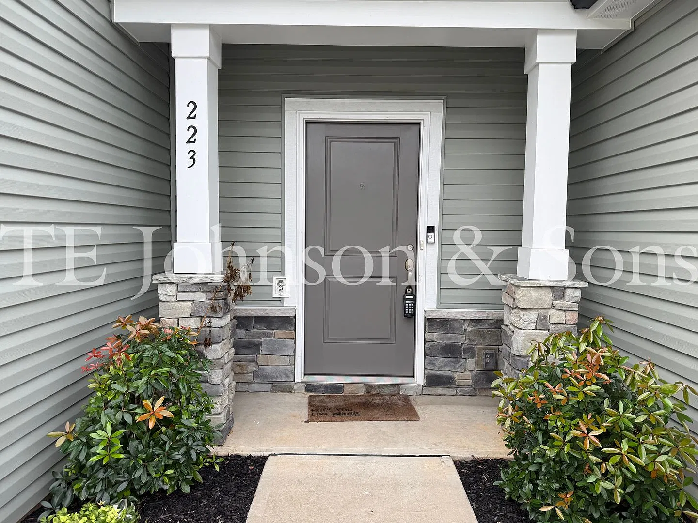 Beautiful 3 Bedroom Home with Quartz Countertops, Kitchen Island and One Car Garage in Greensboro — Photo 2