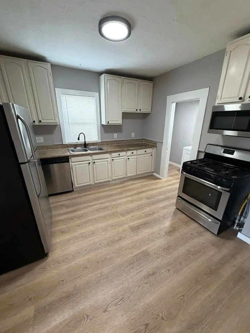 1/2 Off First Month's Rent, 3Bdrm, 1Bath — Photo 2