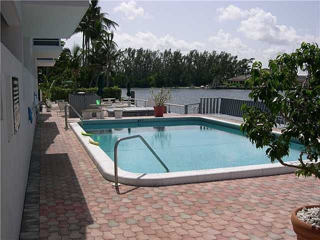 2nd image of 2611 N Riverside Dr APT 202