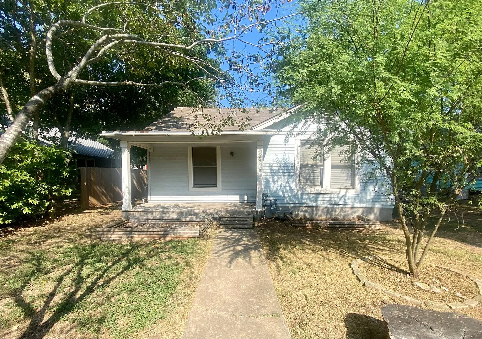 4 Bedroom in Hyde Park! Prelease for August.-4910 Ave H — Photo 2