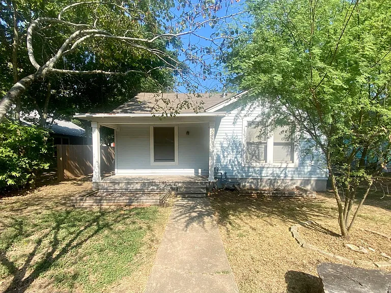 4910 Avenue H — Photo 2