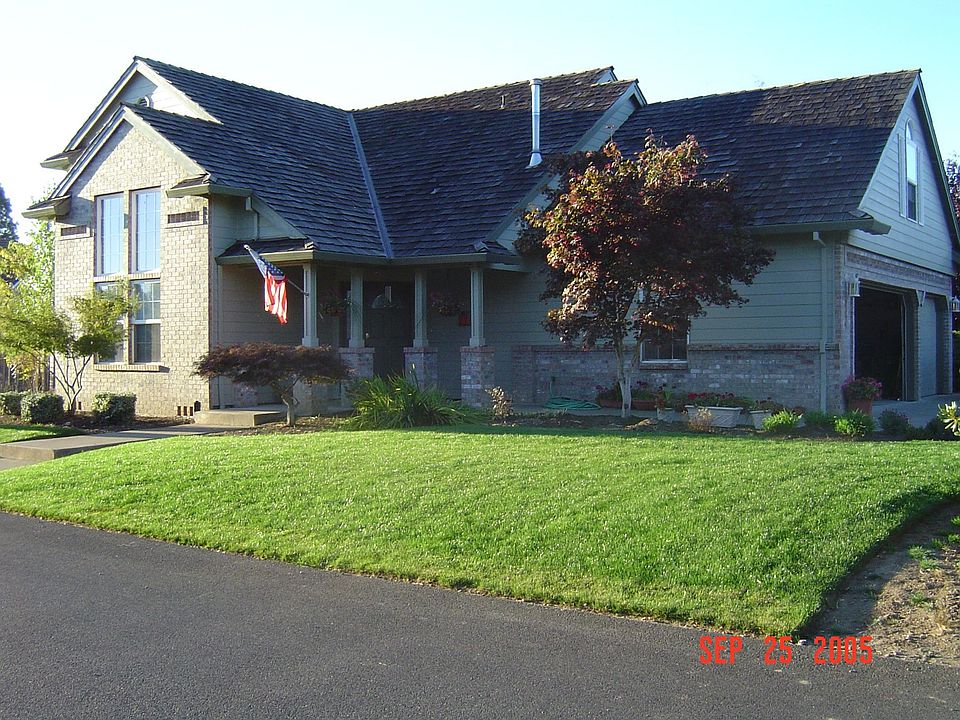 2nd image of 609 NE Sundance Ct