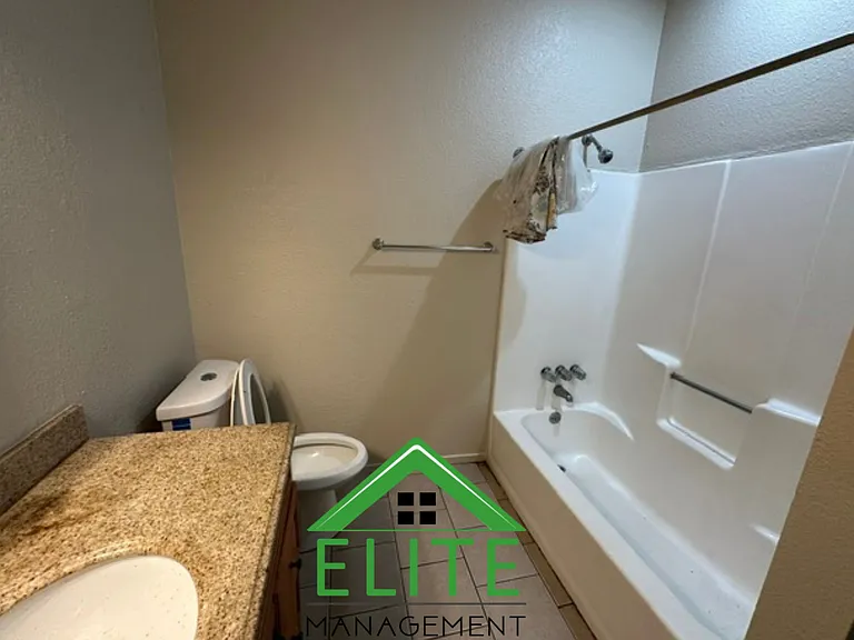 129 W Oak St #4 — Photo 7