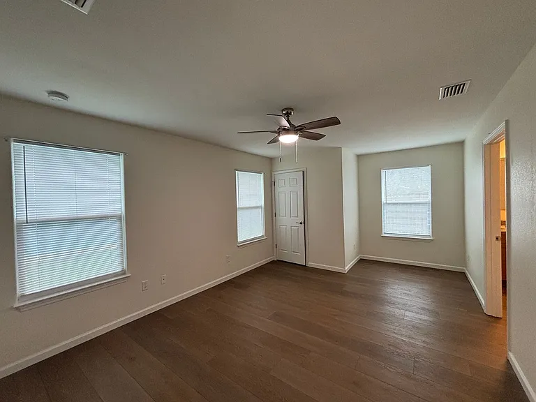 1379 Stratford Ave — Photo 8