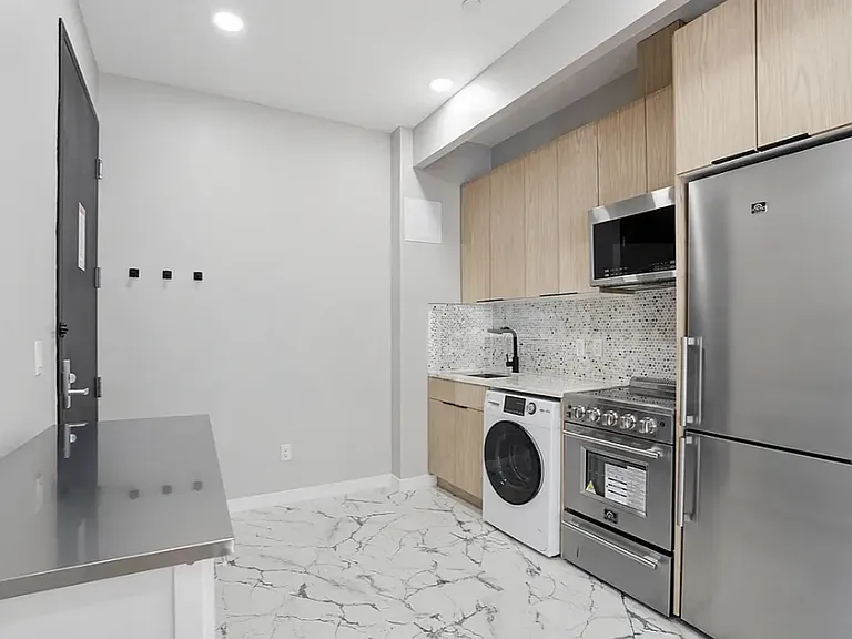 356 E 8th St #100 — Photo 3