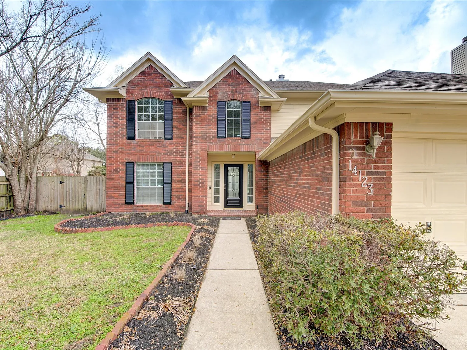 5 bed, 3.5 bath, 2812 sqft, $2,450 — Photo 3