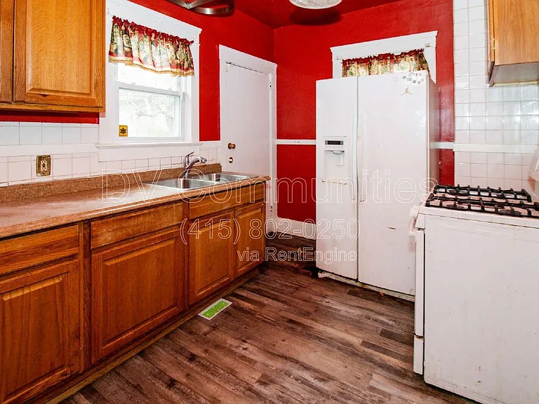 9711 Parmelee Ave — Photo 6