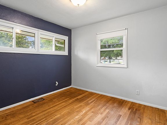 4th image of 442 E Douglas Dr