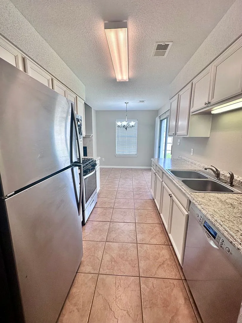 Adorable, Centrally located 3B/2B Home available for Long Term Rental — Photo 4