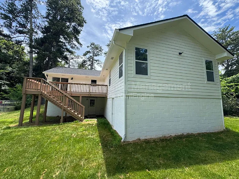 32 Hillcrest Dr SE — Photo 2