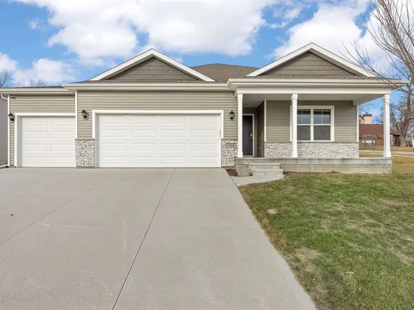 701 Prairie View Dr, West Branch, IA 52358