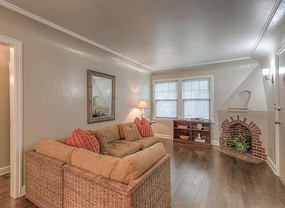 4th image of 704 E 61st St