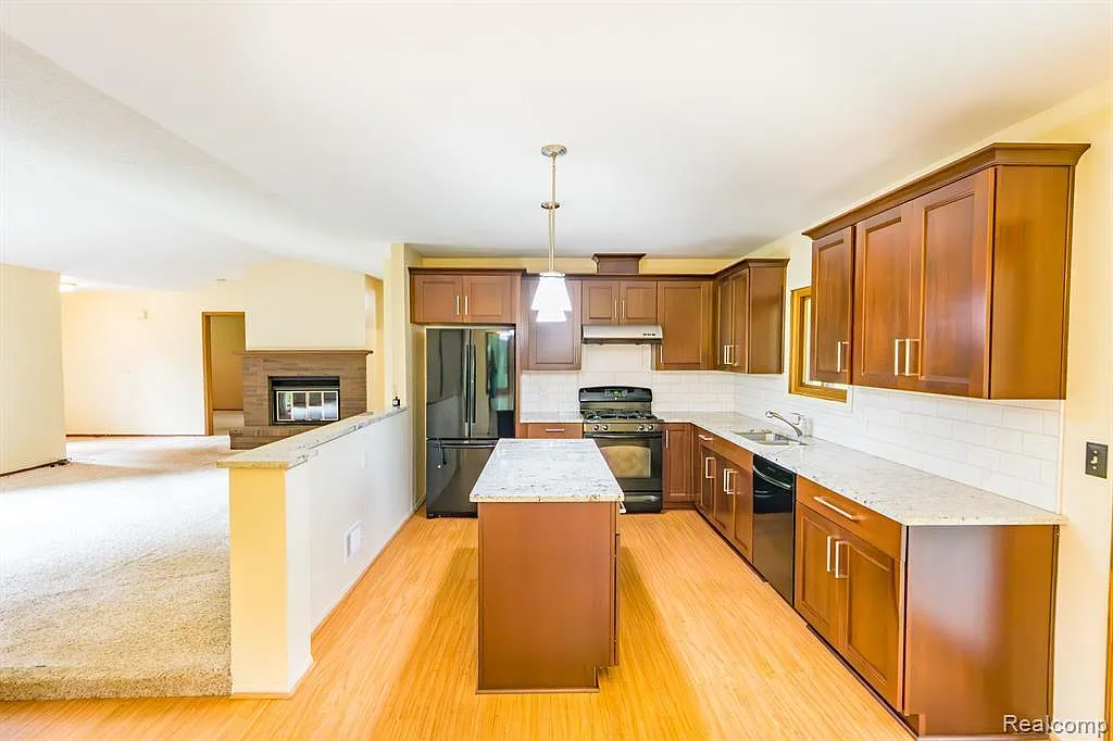 Kitchen - 46210 W Eleven Mile Rd