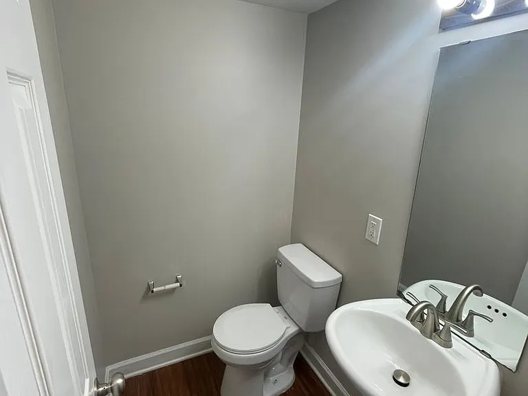 912 Rowan St — Photo 3