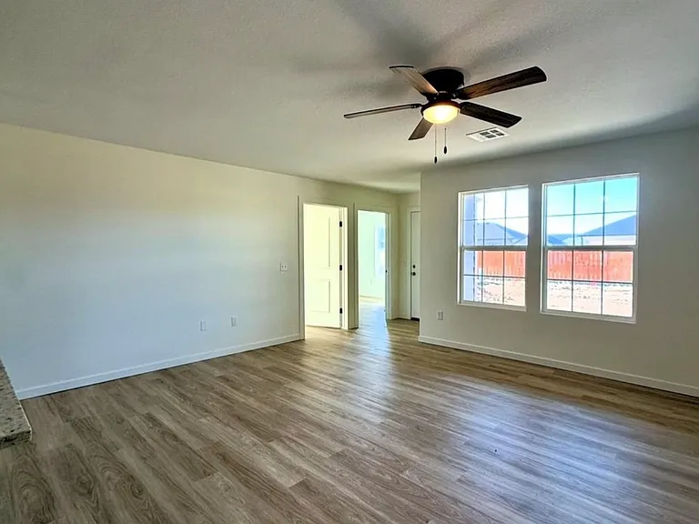 1222 Fountain Dr — Photo 2