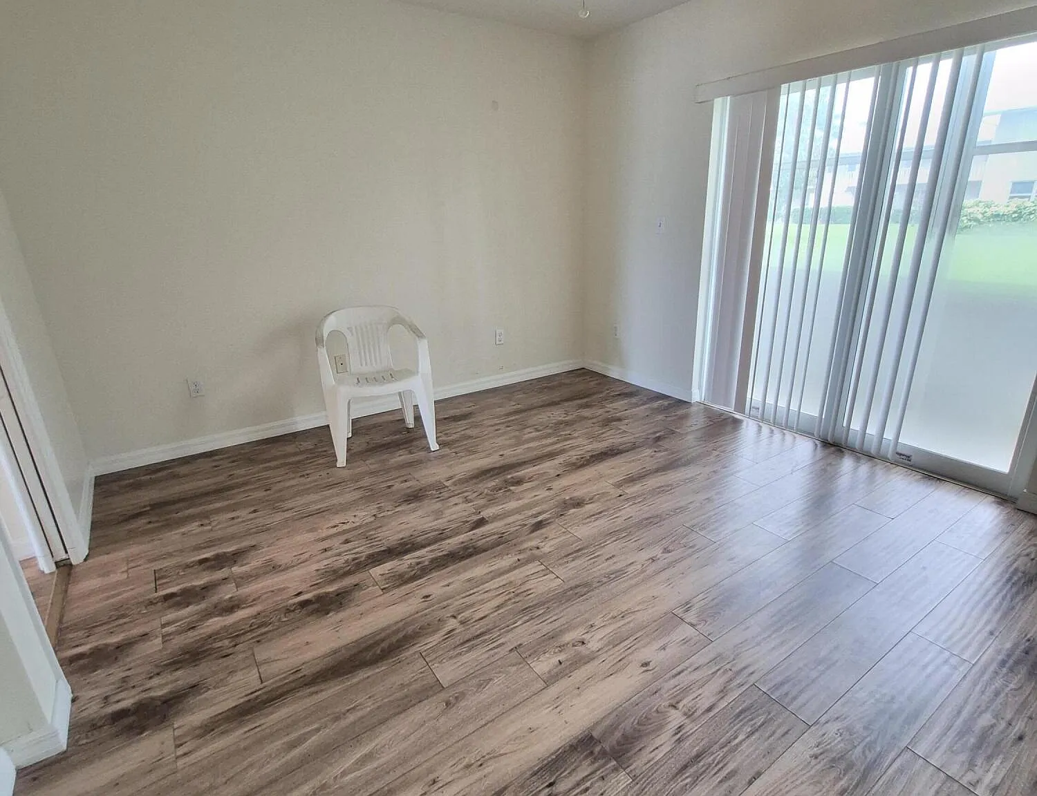1 bed, 1.5 bath, 702 sqft, $1,300 — Photo 4