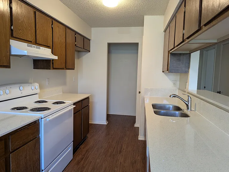1002 Mitchell Ln — Photo 4
