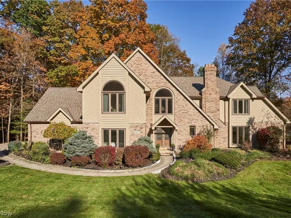 8477 Timber Trl, Brecksville, OH 44141