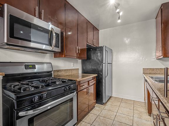 2nd image of 956 Wilcox Ave #5