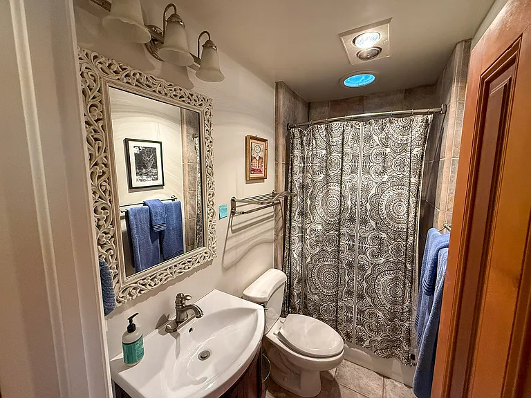 385 Coombs St — Photo 23