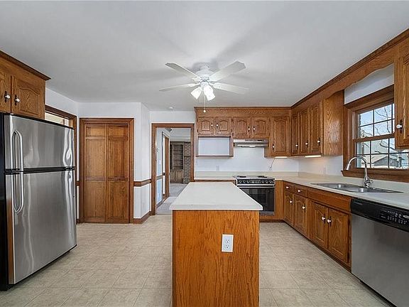 Large kitchen. Nook + island