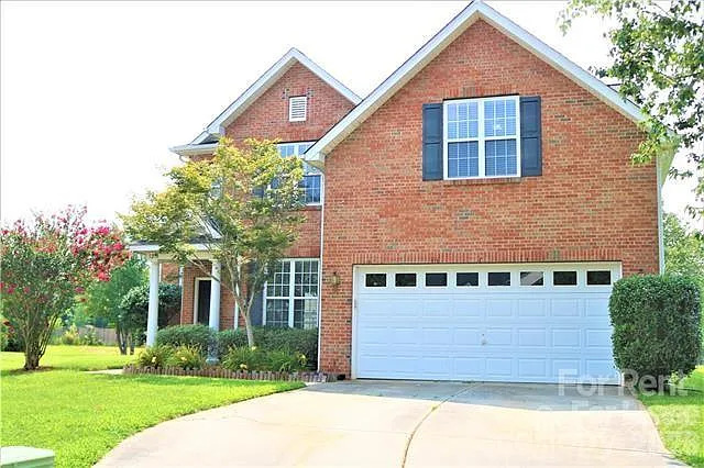 5 bed, 2.5 bath, 2711 sqft, $2,500 — Photo 2