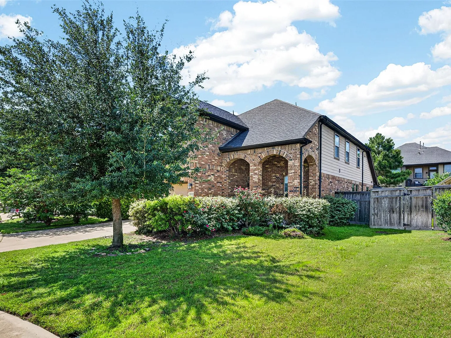 4 bed, 2.5 bath, 2555 sqft, $2,600 — Photo 4