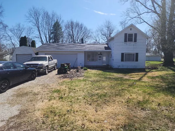 805 E Pine St, Le Roy, IL 61752