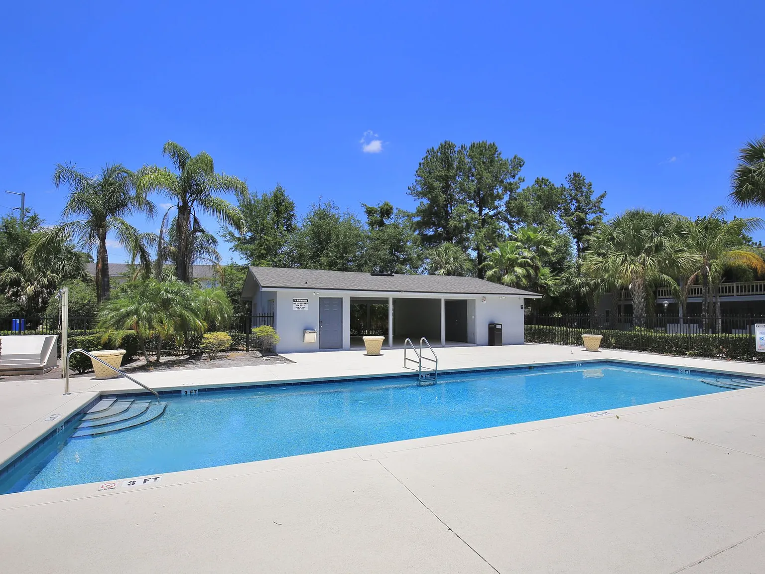 Don't miss out on this spacious 2 bedroom condo!! — Photo 2