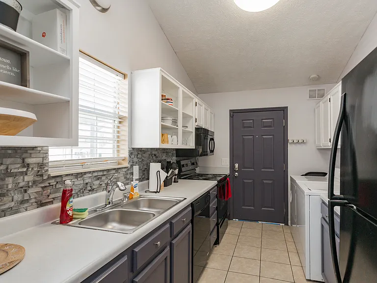 1005 Looby Cir — Photo 7