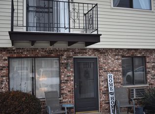 128 Willows Edge Ct APT A, Willow Springs, IL 60480