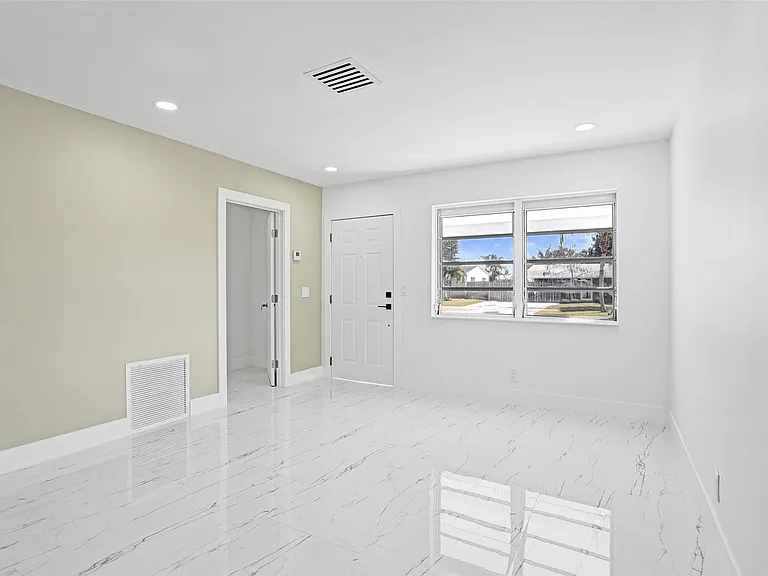 1437 SW 1st Ave — Photo 3