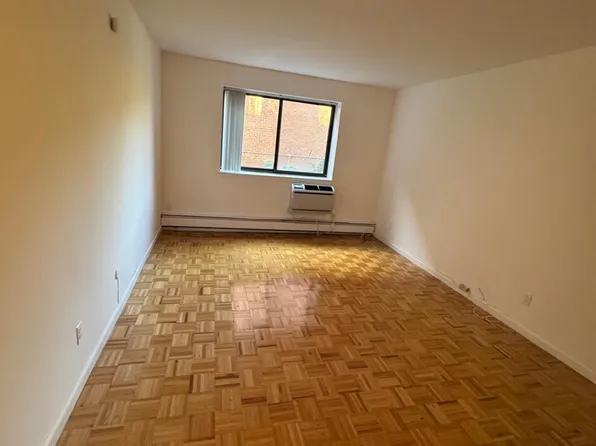 21 Gilchrest Rd, Great Neck, NY 11021