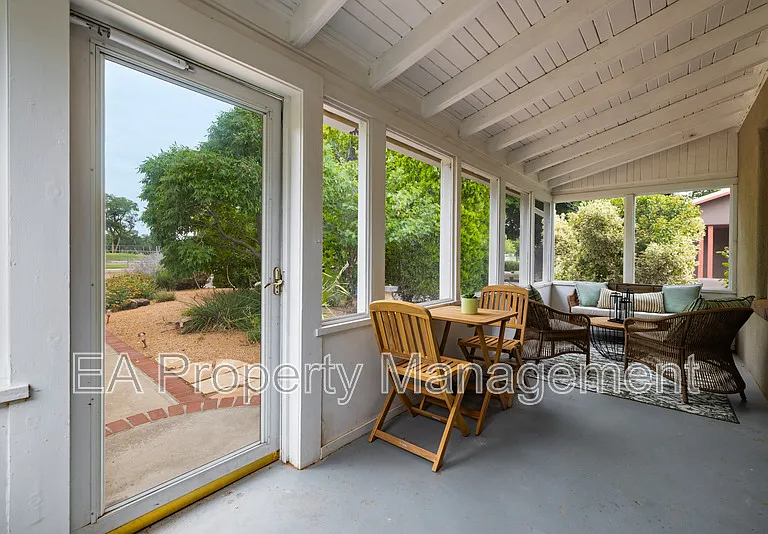 520 San Pasquale Ave SW — Photo 3