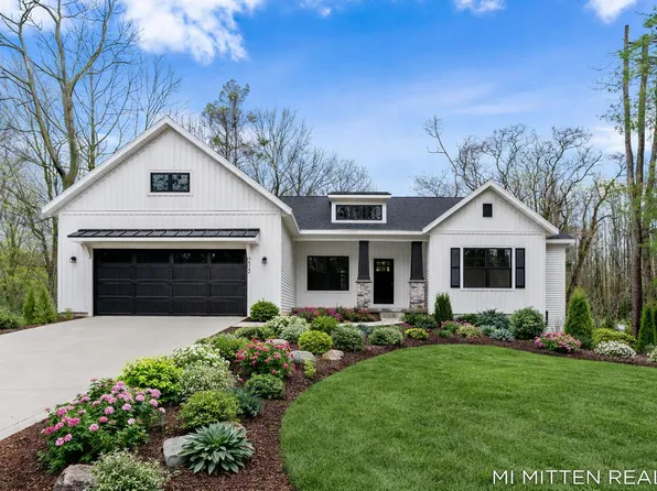 2322 Forest Trail Cir, Fennville, MI 49408