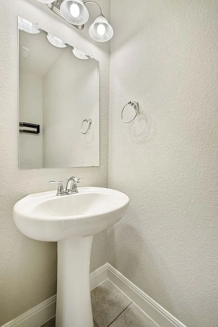 Fantastic 3 Bedroom, 2.5 Bath, 2-Story Home in Round Rock — Photo 4