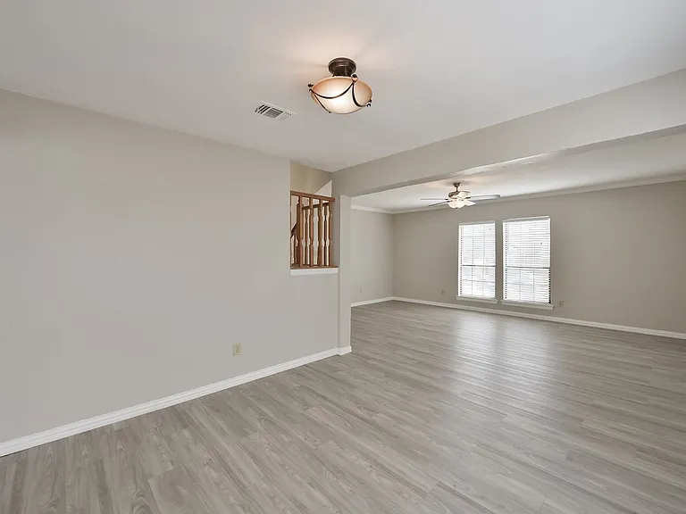 1521 Stratford Dr — Photo 8
